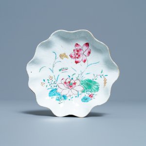 Une tasse et soucoupe en forme de lotus en porcelaine de Chine famille rose, Yongzheng — photo 2