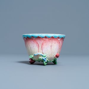 Une tasse et soucoupe en forme de lotus en porcelaine de Chine famille rose, Yongzheng — photo 4