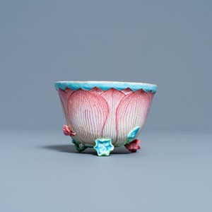 Une tasse et soucoupe en forme de lotus en porcelaine de Chine famille rose, Yongzheng — photo 6