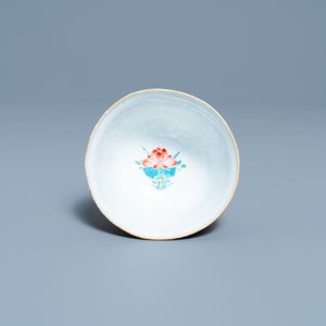 Une tasse et soucoupe en forme de lotus en porcelaine de Chine famille rose, Yongzheng — photo 8