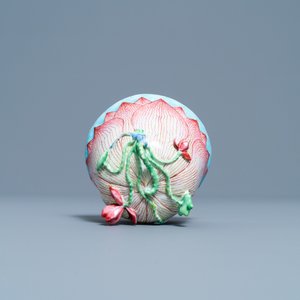 Une tasse et soucoupe en forme de lotus en porcelaine de Chine famille rose, Yongzheng — photo 9