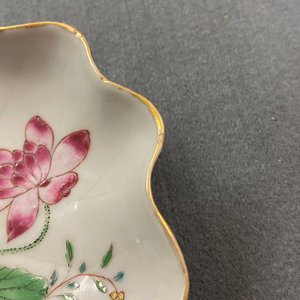 Une tasse et soucoupe en forme de lotus en porcelaine de Chine famille rose, Yongzheng — photo 11