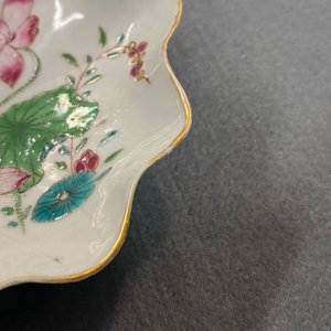 Une tasse et soucoupe en forme de lotus en porcelaine de Chine famille rose, Yongzheng — photo 12