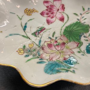 Une tasse et soucoupe en forme de lotus en porcelaine de Chine famille rose, Yongzheng — photo 15