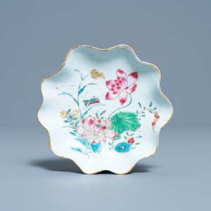 Une tasse et soucoupe en forme de lotus en porcelaine de Chine famille rose, Yongzheng — photo 2