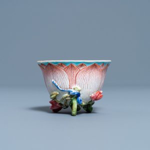Une tasse et soucoupe en forme de lotus en porcelaine de Chine famille rose, Yongzheng — photo 4