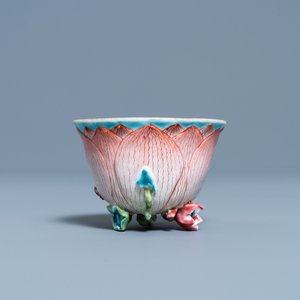 Une tasse et soucoupe en forme de lotus en porcelaine de Chine famille rose, Yongzheng — photo 6