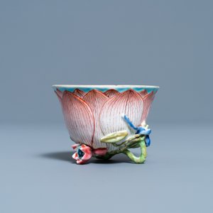 Une tasse et soucoupe en forme de lotus en porcelaine de Chine famille rose, Yongzheng — photo 7
