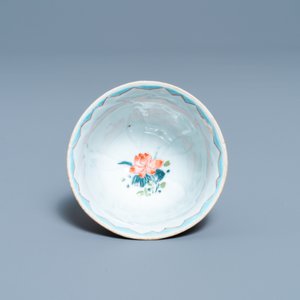 Une tasse et soucoupe en forme de lotus en porcelaine de Chine famille rose, Yongzheng — photo 8