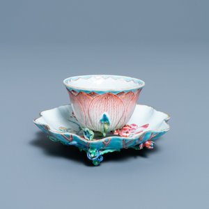 Une tasse et soucoupe en forme de lotus en porcelaine de Chine famille rose, Yongzheng — photo 10