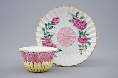 Une tasse et soucoupe en forme de lotus en porcelaine de Chine famille rose, Yongzheng, 1723-1735