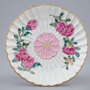 Une tasse et soucoupe en forme de lotus en porcelaine de Chine famille rose, Yongzheng, 1723-1735 — photo 2