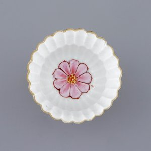 Une tasse et soucoupe en forme de lotus en porcelaine de Chine famille rose, Yongzheng, 1723-1735 — photo 5