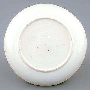 Une tasse et soucoupe en porcelaine blanc de Chine aux dragons surdécorées en famille rose, 18ème — photo 3