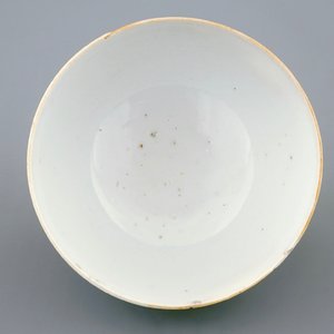 Une tasse et soucoupe en porcelaine blanc de Chine aux dragons surdécorées en famille rose, 18ème — photo 4