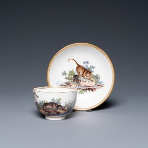 Une tasse et soucoupe en porcelaine d'Ansbach surdécorée à La Haye à décor d'un léopard et d'un loutre, 18ème — photo 1
