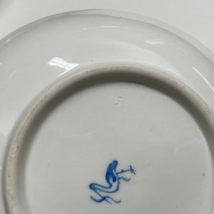 Une tasse et soucoupe en porcelaine d'Ansbach surdécorée à La Haye à décor d'un léopard et d'un loutre, 18ème — photo 16