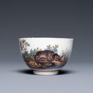 Une tasse et soucoupe en porcelaine d'Ansbach surdécorée à La Haye à décor d'un léopard et d'un loutre, 18ème — photo 4