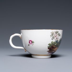 Une tasse et soucoupe en porcelaine d'Ansbach surdécorée à La Haye à décor d'un léopard et d'un loutre, 18ème — photo 5