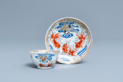 Une tasse et soucoupe en porcelaine de Chine à décor de carpes et d'une grue, Yongzheng