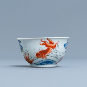 Une tasse et soucoupe en porcelaine de Chine à décor de carpes et d'une grue, Yongzheng — photo 5