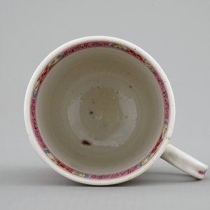 Une tasse et soucoupe en porcelaine de Chine à décor de cerfs, Yongzheng/Qianlong — photo 4