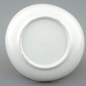 Une tasse et soucoupe en porcelaine de Chine à décor de la cueillette des cerises, Qianlong, 18ème — photo 3