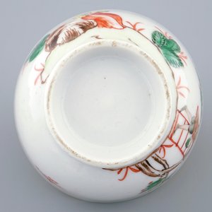 Une tasse et soucoupe en porcelaine de Chine à décor de la cueillette des cerises, Qianlong, 18ème — photo 5