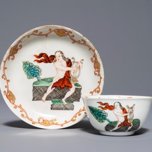 Une tasse et soucoupe en porcelaine de Chine à décor de Pan jouant la lyre, Qianlong — photo 1