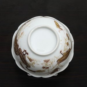 Une tasse et soucoupe en porcelaine de Chine à décor doré de canards et insectes, Yongzheng, 1723-1735 — photo 13
