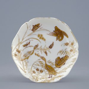 Une tasse et soucoupe en porcelaine de Chine à décor doré de canards et insectes, Yongzheng, 1723-1735 — photo 2