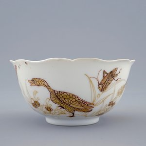 Une tasse et soucoupe en porcelaine de Chine à décor doré de canards et insectes, Yongzheng, 1723-1735 — photo 4