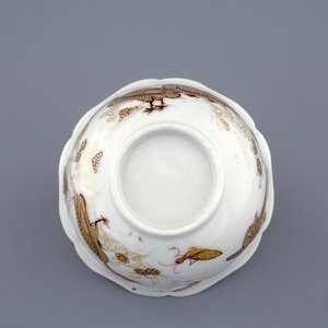 Une tasse et soucoupe en porcelaine de Chine à décor doré de canards et insectes, Yongzheng, 1723-1735 — photo 9