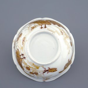 Une tasse et soucoupe en porcelaine de Chine à décor doré de canards et insectes, Yongzheng, 1723-1735 — photo 9