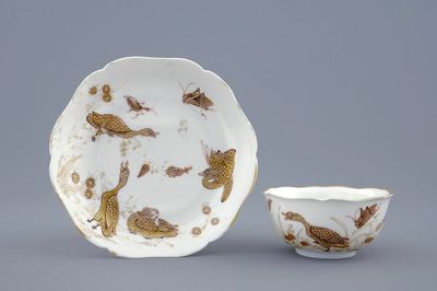 Une tasse et soucoupe en porcelaine de Chine à décor doré de canards et insectes, Yongzheng, 1723-1735