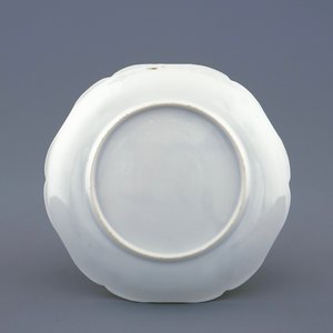 Une tasse et soucoupe en porcelaine de Chine à décor doré de canards et insectes, Yongzheng, 1723-1735 — photo 3