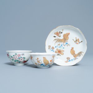Une tasse et soucoupe en porcelaine de Chine à décor doré et une tasse en famille rose, Yongzheng — photo 1