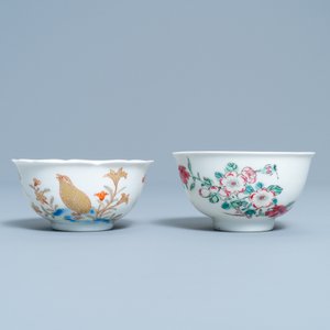 Une tasse et soucoupe en porcelaine de Chine à décor doré et une tasse en famille rose, Yongzheng — photo 4