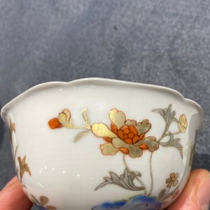 Une tasse et soucoupe en porcelaine de Chine à décor doré et une tasse en famille rose, Yongzheng — photo 10