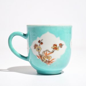 Une tasse et soucoupe en porcelaine de Chine à fond turquoise, Qianlong — photo 6