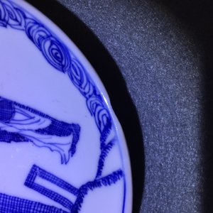 Une tasse et soucoupe en porcelaine de Chine bleu et blanc à décor de "La crucifixion", Kangxi — photo 13