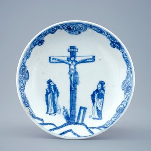 Une tasse et soucoupe en porcelaine de Chine bleu et blanc à décor de "La crucifixion", Kangxi — photo 3