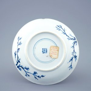 Une tasse et soucoupe en porcelaine de Chine bleu et blanc à décor de "La crucifixion", Kangxi — photo 4