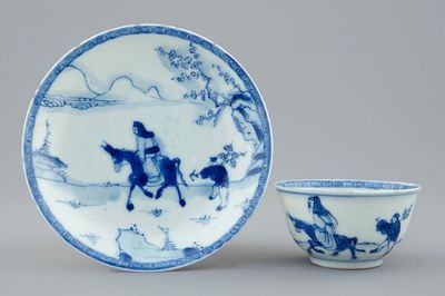 Une tasse et soucoupe en porcelaine de Chine bleu et blanc à décor d'un sage, Kangxi