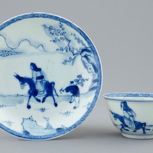 Une tasse et soucoupe en porcelaine de Chine bleu et blanc à décor d'un sage, Kangxi — photo 1