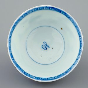 Une tasse et soucoupe en porcelaine de Chine bleu et blanc à décor d'un sage, Kangxi — photo 4