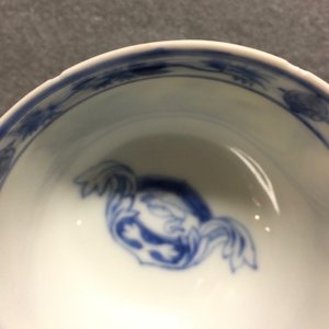 Une tasse et soucoupe en porcelaine de Chine bleu et blanc à "La Dame au Parasol" d'après Pronk, vers 1740 — photo 11