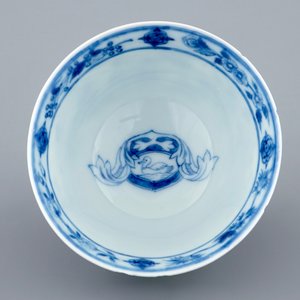 Une tasse et soucoupe en porcelaine de Chine bleu et blanc à "La Dame au Parasol" d'après Pronk, vers 1740 — photo 4