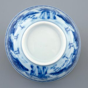 Une tasse et soucoupe en porcelaine de Chine bleu et blanc à "La Dame au Parasol" d'après Pronk, vers 1740 — photo 5