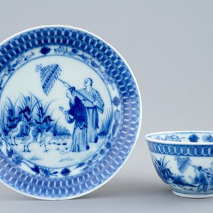 Une tasse et soucoupe en porcelaine de Chine bleu et blanc à "La Dame au Parasol" d'après Pronk, vers 1740 — photo 1